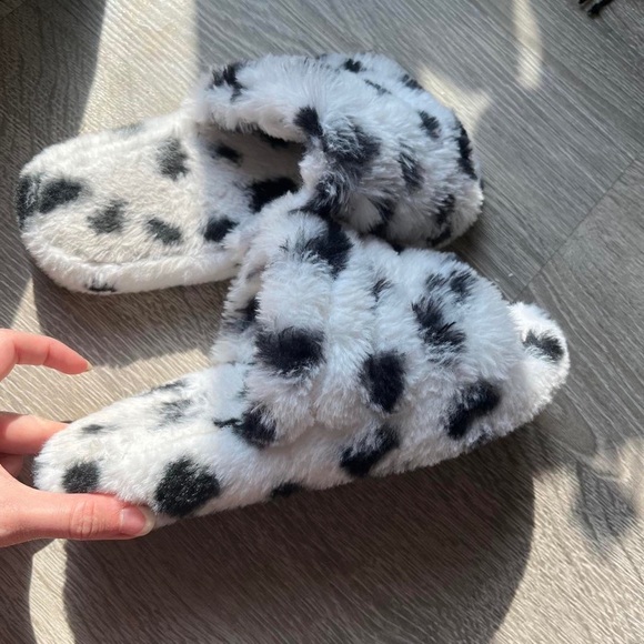3/$35✨ Cow print fuzzy slippers - Picture 4 of 5